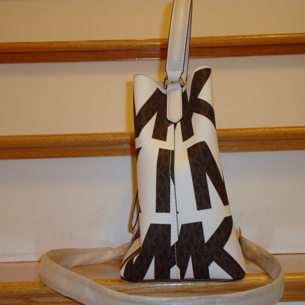 Michael Kors Suri LG Bucket Shoulder/Crossbody Bag MK White/Brown NEW WITH TAGS! - Picture 3 of 10